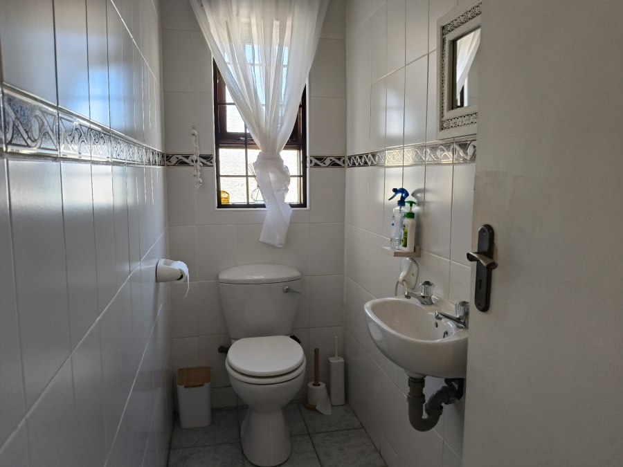 4 Bedroom Property for Sale in Wavecrest Eastern Cape